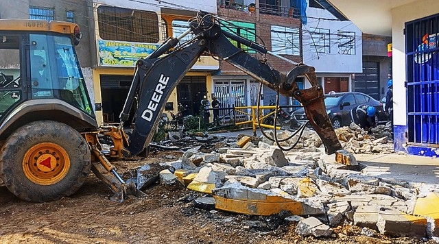 Retroexcavadora con martillo hidráulico ejecutando demolición