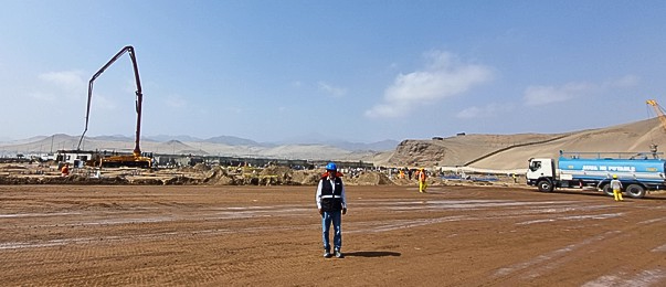 Proyecto de infraestructura con maquinaria y personal en campo