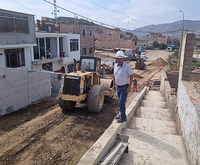 Personal técnico supervisando trabajos con maquinaria