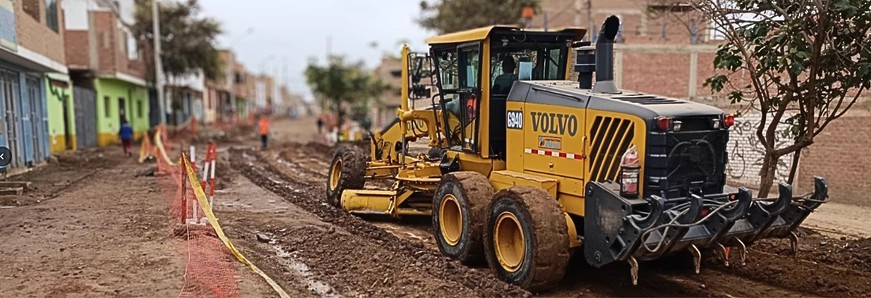 Motoniveladora trabajando en un proyecto de infraestructura vial