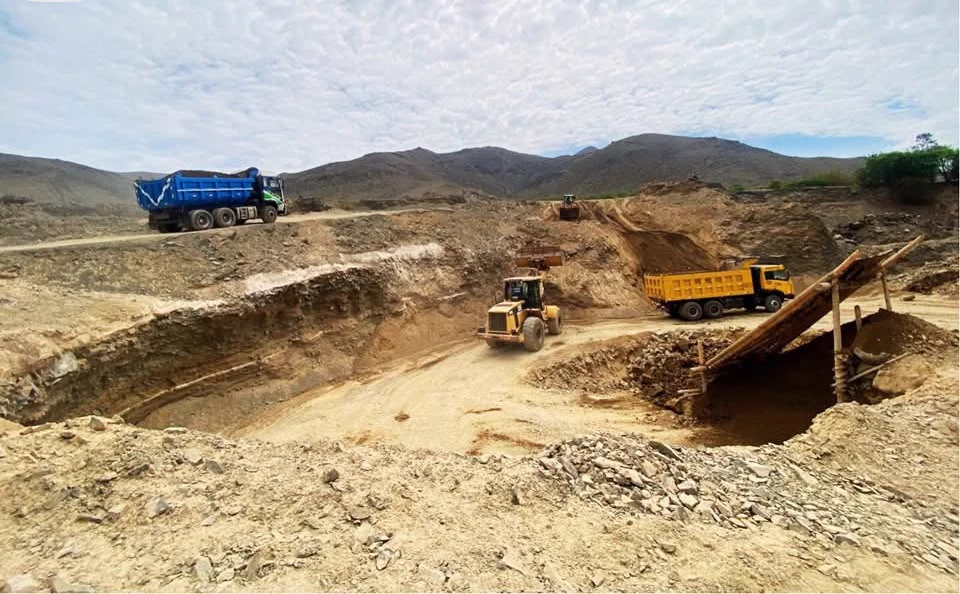 Excavación de gran volumen con camiones y maquinaria pesada