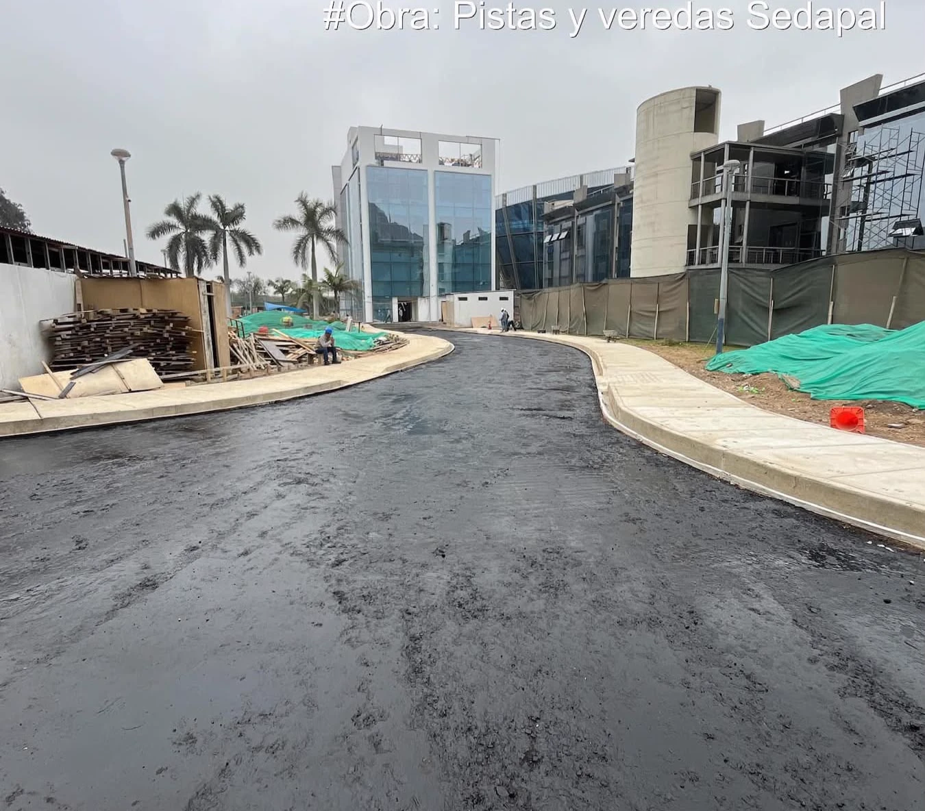 Vía curva recién asfaltada junto a veredas