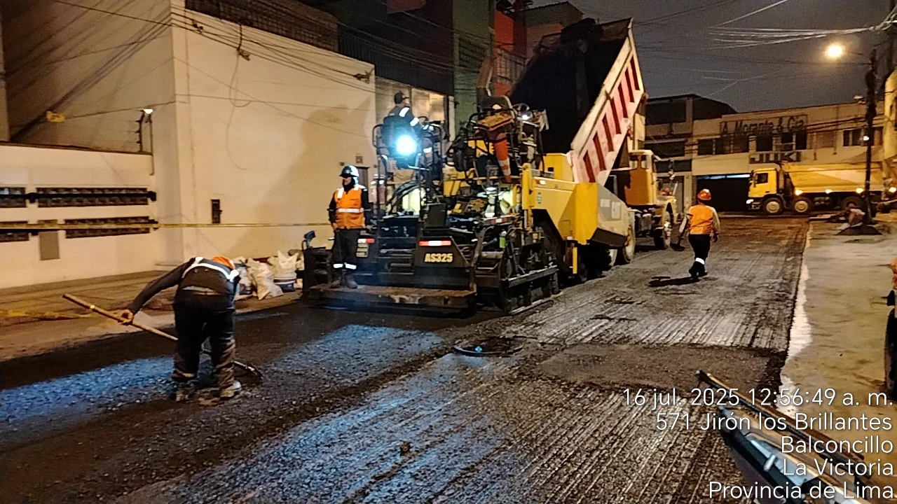 Pavimentadora trabajando de noche en colocación asfáltica