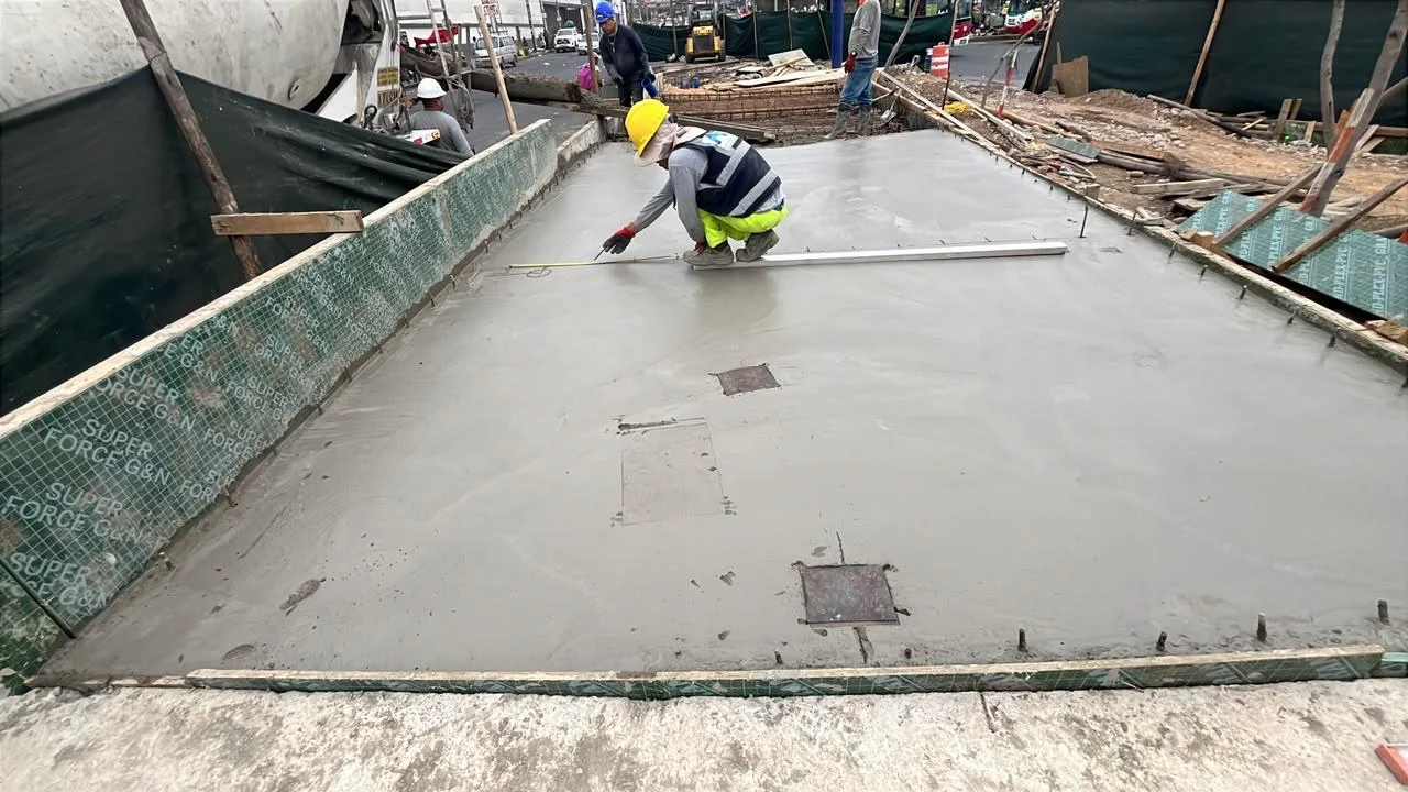 Superficie de concreto en ejecución y acabado dentro de un proyecto vial
