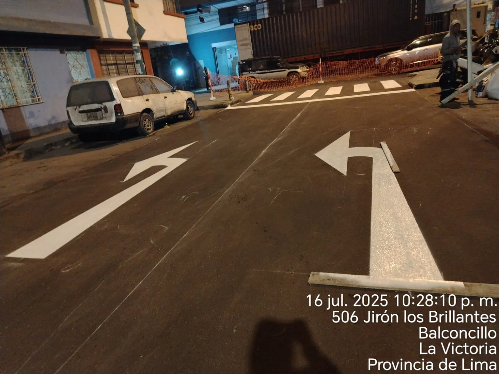 Señalización vial horizontal con líneas, flechas y paso peatonal